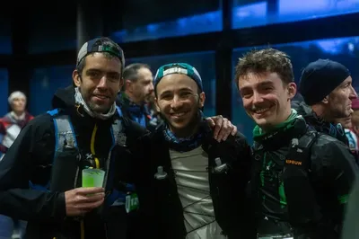 Équipe de trois coureurs sur le parcours